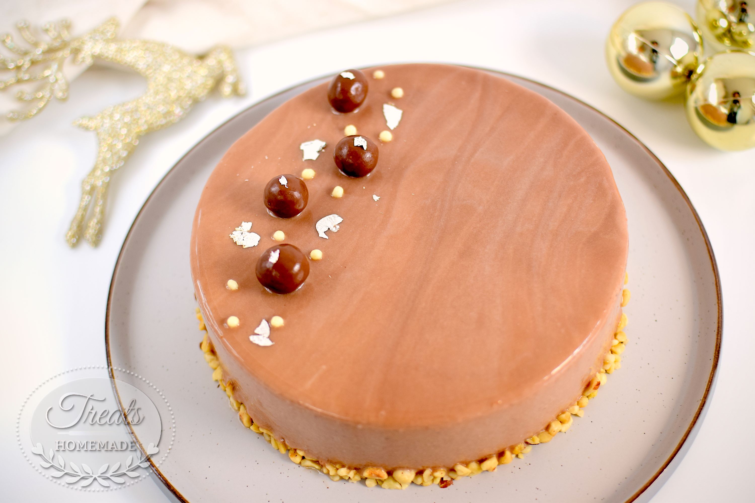 brown-white-marble-chocolate-mirror-glaze-on-one-tier-cake-placed-on-white-tray  | Mirror glaze cake recipes, Mirror glaze cake, Chocolate mirror glaze